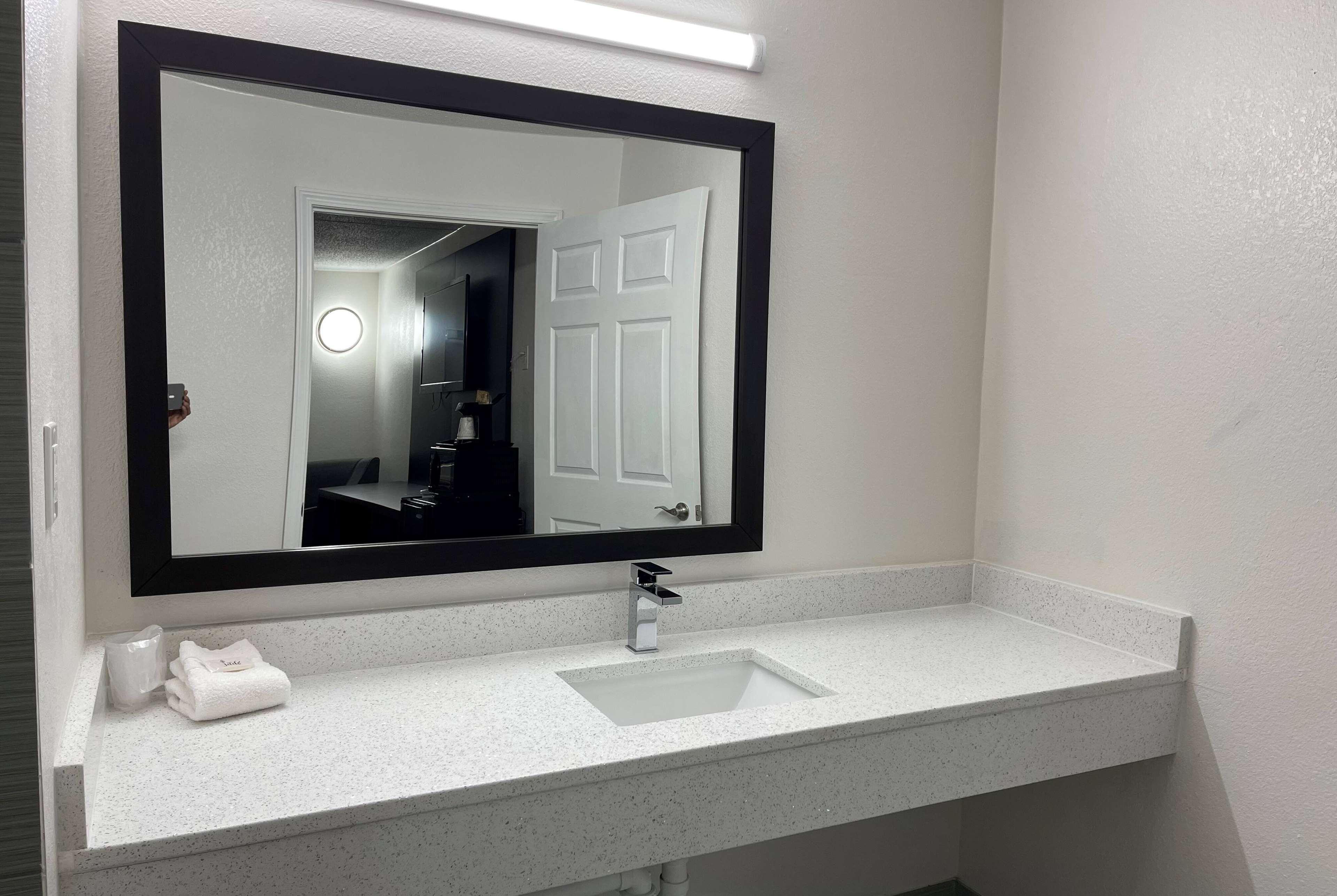 Days Inn By Wyndham Calhoun Ga I-75 And Us-41 Екстер'єр фото