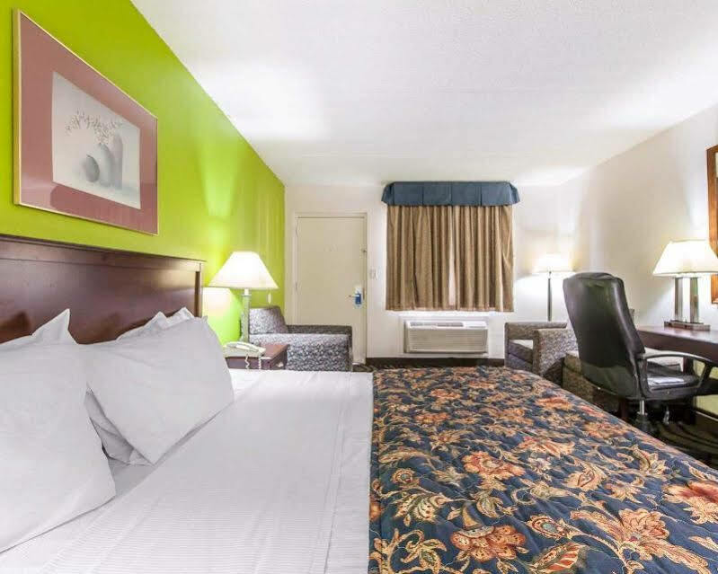 Days Inn By Wyndham Calhoun Ga I-75 And Us-41 Екстер'єр фото
